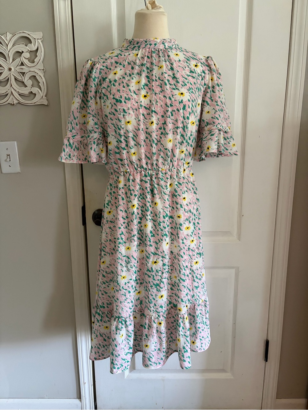 LUXOLOGY Mock Neck Flounce Hem Floral Dress Sz S Knee Length Flowy Sleeve Pink
